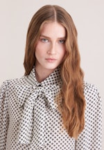 Gemusterte Hemdbluse mit abnehmbarer Schluppe in Weiß |  Seidensticker Onlineshop