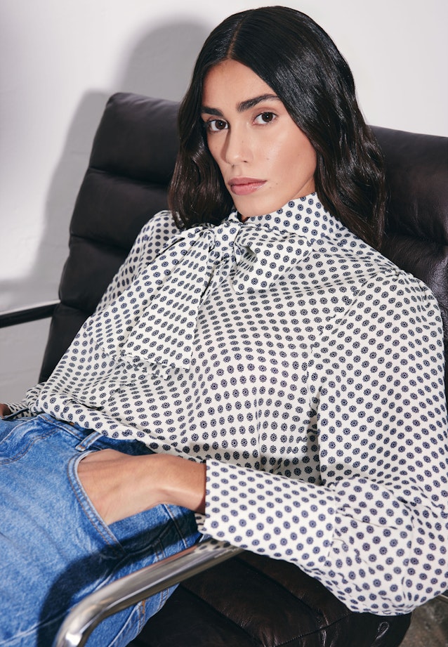 Gemusterte Hemdbluse mit abnehmbarer Schluppe in Weiß |  Seidensticker Onlineshop