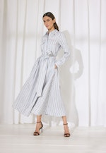 Weit schwingendes Hemdblusenkleid mit Bindgürtel aus Leinen Mix, slim in Mittelblau |  Seidensticker Onlineshop