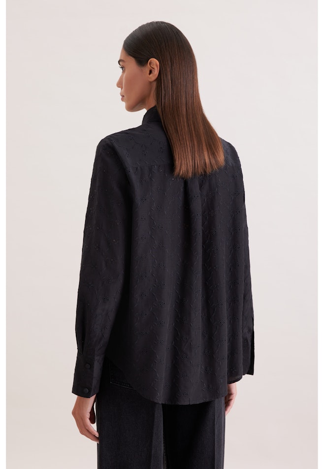 Hemdbluse in A- Linie aus Lochstickerei in Schwarz | Seidensticker online shop