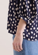 Satinierte Bluse mit Volumenärmeln in Dunkelblau |  Seidensticker Onlineshop