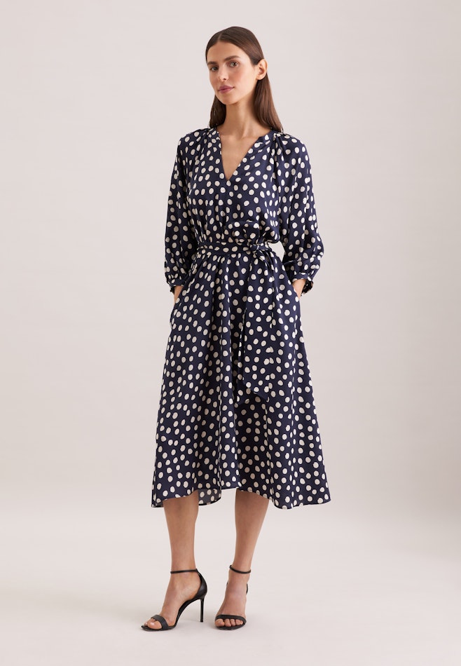 Satiniertes Kleid mit Volumenärmeln in Dunkelblau | Seidensticker Onlineshop