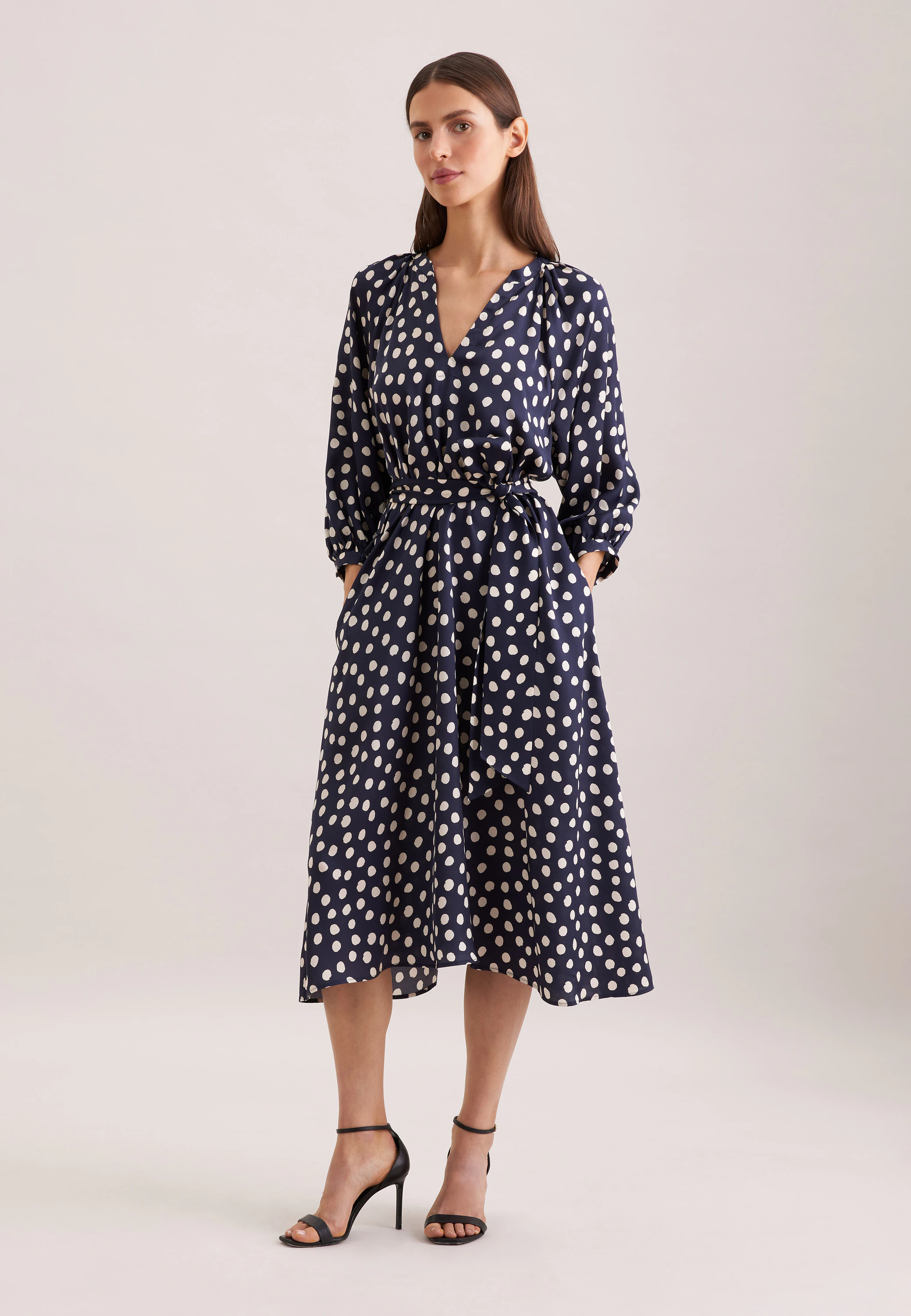 Satiniertes Kleid mit Volumenärmeln Blau 44