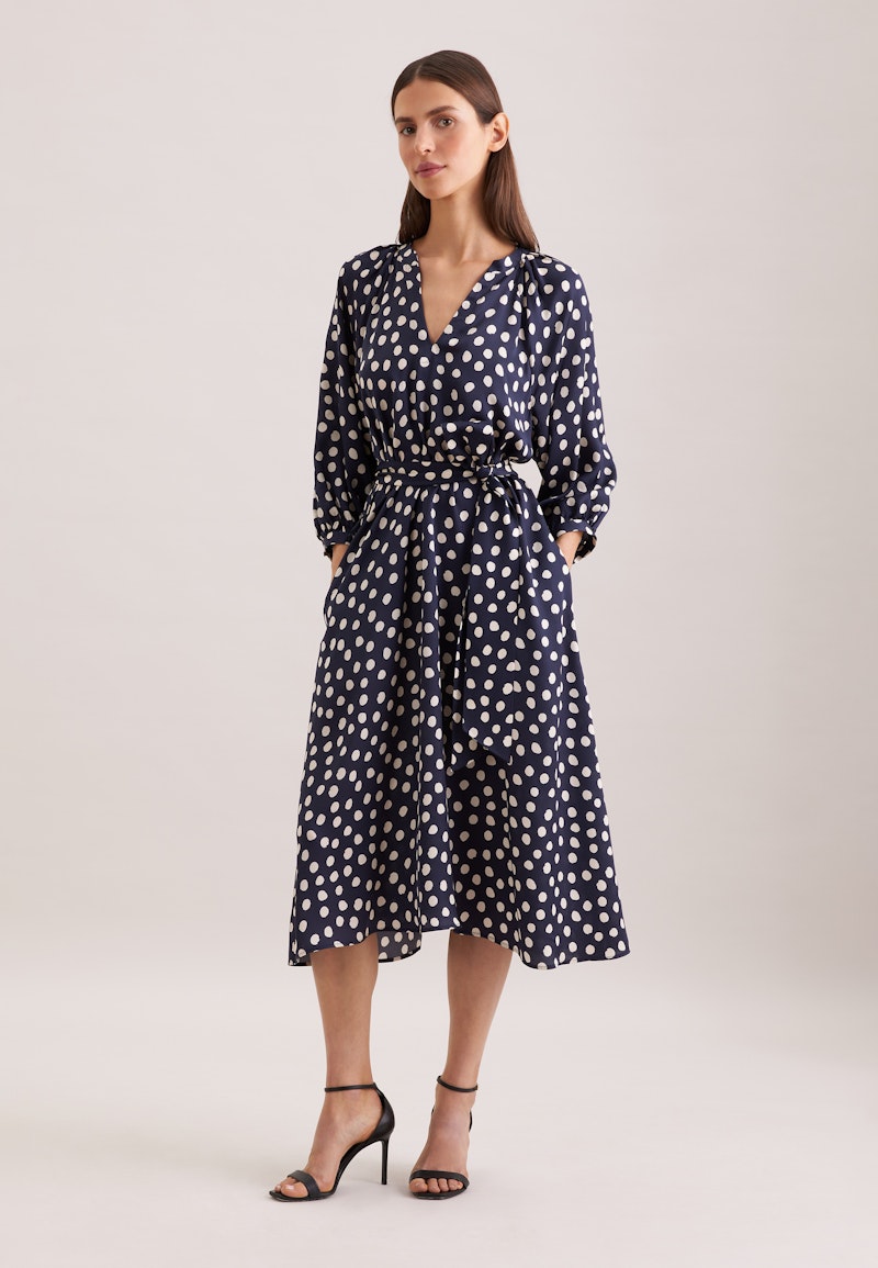 Satiniertes Kleid mit Volumenärmeln