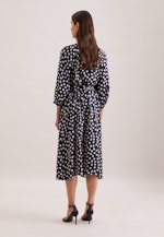 Satiniertes Kleid mit Volumenärmeln in Dunkelblau |  Seidensticker Onlineshop