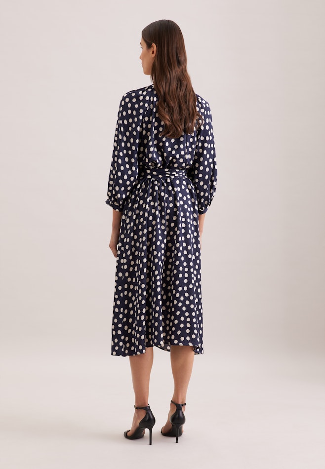 Satiniertes Kleid mit Volumenärmeln in Dunkelblau | Seidensticker Onlineshop