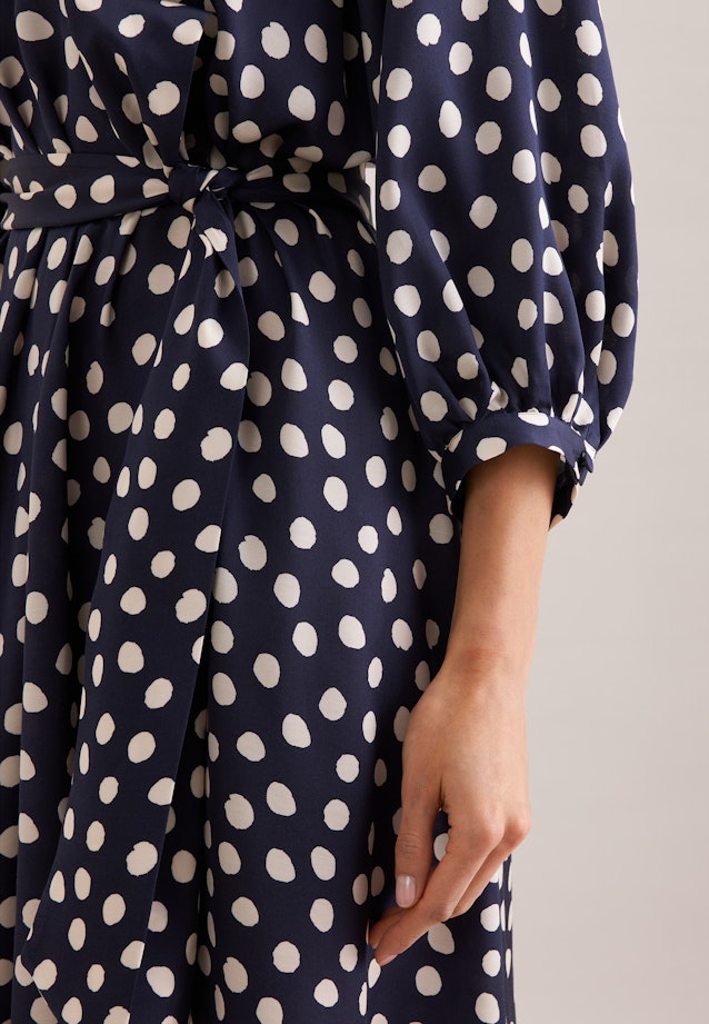 Satiniertes Kleid mit Volumenärmeln in Dunkelblau |  Seidensticker Onlineshop