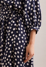 Satiniertes Kleid mit Volumenärmeln in Dunkelblau |  Seidensticker Onlineshop