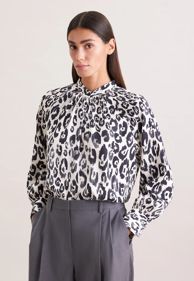Satin raglan blouse with stand-up collar in Weiß | Seidensticker online shop