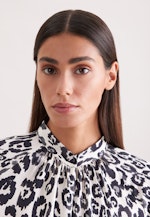 Satinierte Raglanbluse mit Stehkragen in Weiß |  Seidensticker Onlineshop