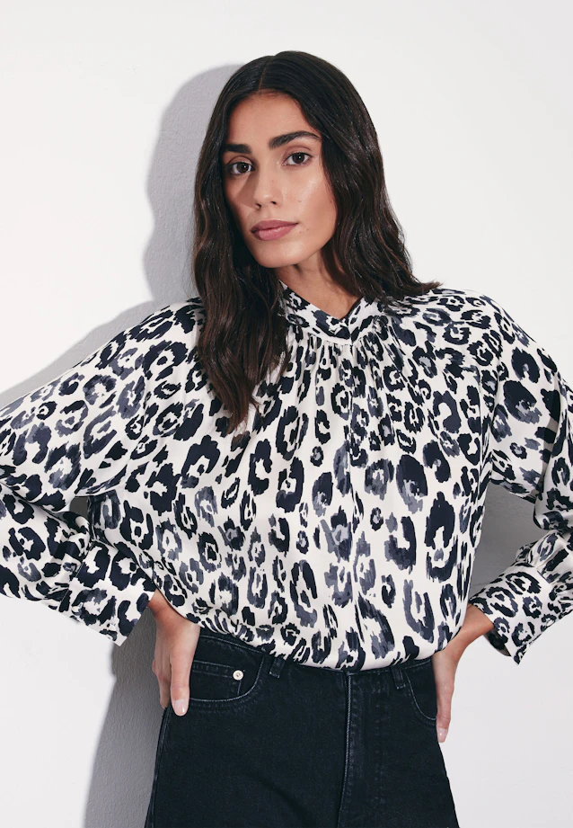 Satin raglan blouse with stand-up collar in Weiß |  Seidensticker Onlineshop