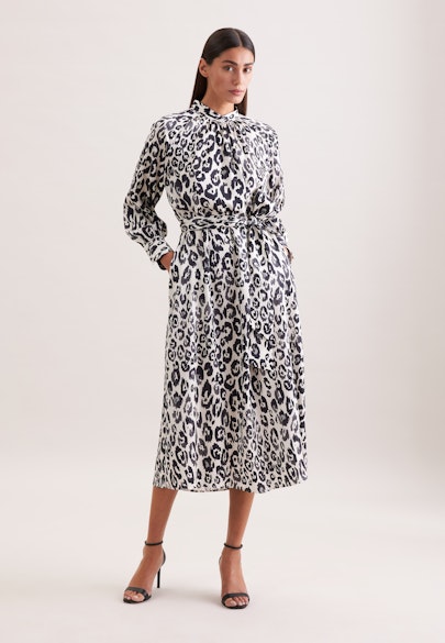 Satiniertes Raglankleid mit Stehkragen und Taillengürtel in Weiß |  Seidensticker Onlineshop