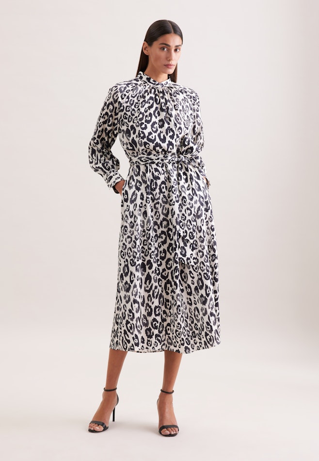 Satiniertes Raglankleid mit Stehkragen und Taillengürtel in Weiß | Seidensticker Onlineshop