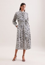 Satiniertes Raglankleid mit Stehkragen und Taillengürtel in Weiß |  Seidensticker Onlineshop