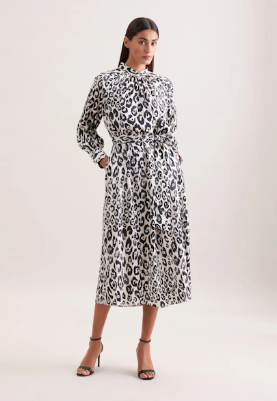 Satiniertes Raglankleid mit Stehkragen und Taillengürtel in Weiß |  Seidensticker Onlineshop