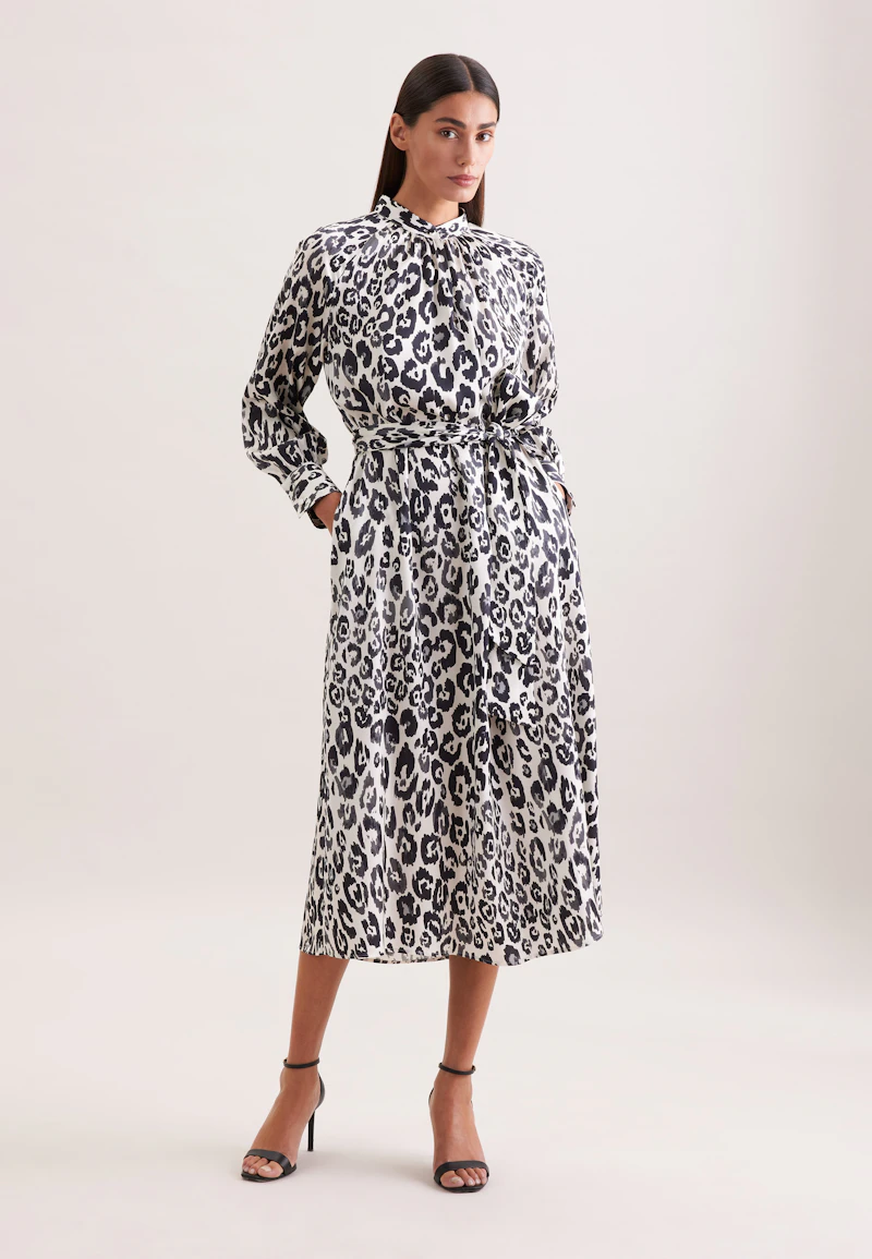 Satiniertes Raglankleid mit Stehkragen und Taillengürtel