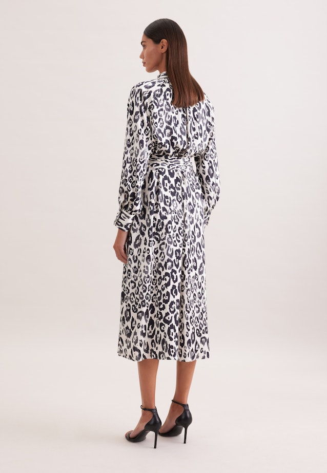 Satiniertes Raglankleid mit Stehkragen und Taillengürtel in Weiß |  Seidensticker Onlineshop