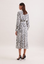 Satiniertes Raglankleid mit Stehkragen und Taillengürtel in Weiß |  Seidensticker Onlineshop