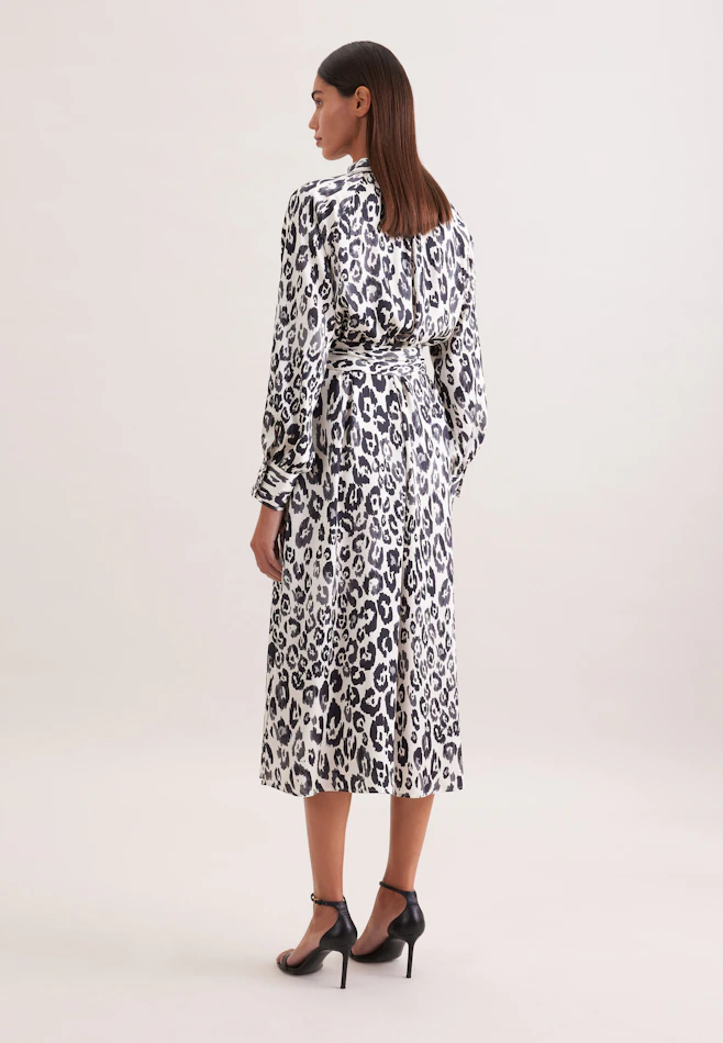 Satiniertes Raglankleid mit Stehkragen und Taillengürtel in Weiß | Seidensticker online shop