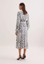 Satiniertes Raglankleid mit Stehkragen und Taillengürtel in Weiß |  Seidensticker Onlineshop