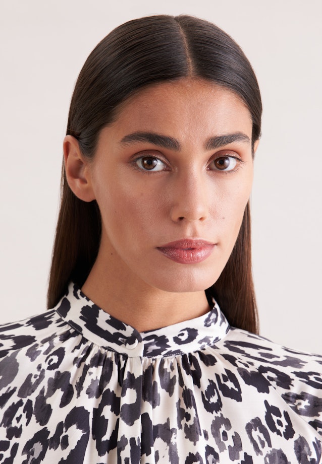 Satiniertes Raglankleid mit Stehkragen und Taillengürtel in Weiß |  Seidensticker Onlineshop