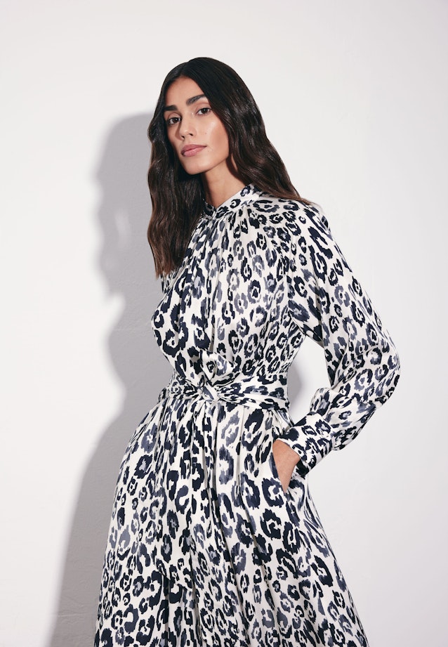 Satiniertes Raglankleid mit Stehkragen und Taillengürtel in Weiß |  Seidensticker Onlineshop