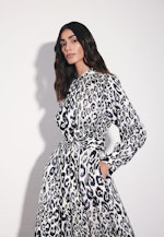 Satiniertes Raglankleid mit Stehkragen und Taillengürtel in Weiß |  Seidensticker Onlineshop