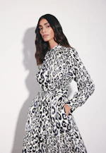 Satiniertes Raglankleid mit Stehkragen und Taillengürtel in Weiß |  Seidensticker Onlineshop