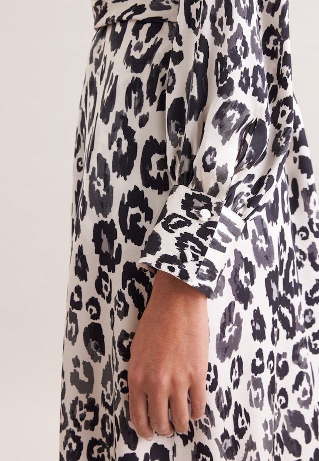 Satiniertes Raglankleid mit Stehkragen und Taillengürtel in Weiß |  Seidensticker Onlineshop