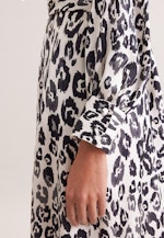 Satiniertes Raglankleid mit Stehkragen und Taillengürtel in Weiß |  Seidensticker Onlineshop