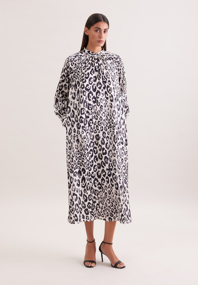 Satiniertes Raglankleid mit Stehkragen und Taillengürtel in Weiß |  Seidensticker Onlineshop