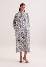 Satiniertes Raglankleid mit Stehkragen und Taillengürtel in Weiß |  Seidensticker Onlineshop