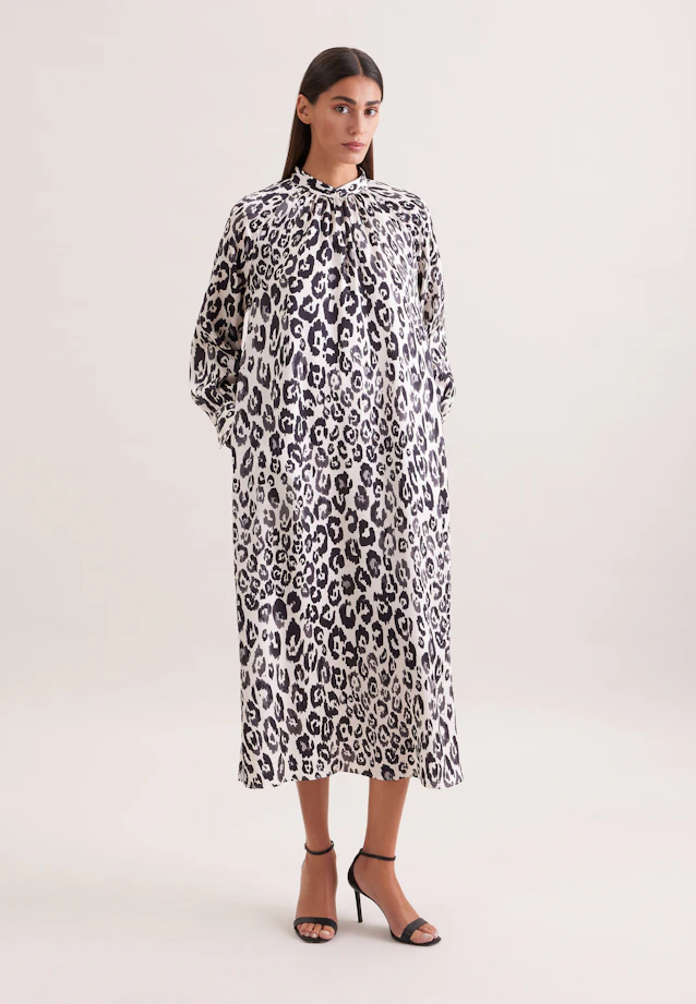 Satiniertes Raglankleid mit Stehkragen und Taillengürtel in Weiß |  Seidensticker Onlineshop