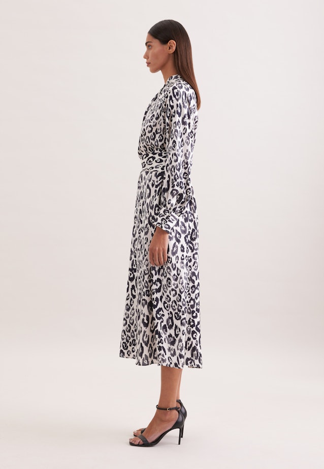 Satiniertes Raglankleid mit Stehkragen und Taillengürtel in Weiß |  Seidensticker Onlineshop