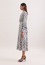 Satiniertes Raglankleid mit Stehkragen und Taillengürtel in Weiß |  Seidensticker Onlineshop