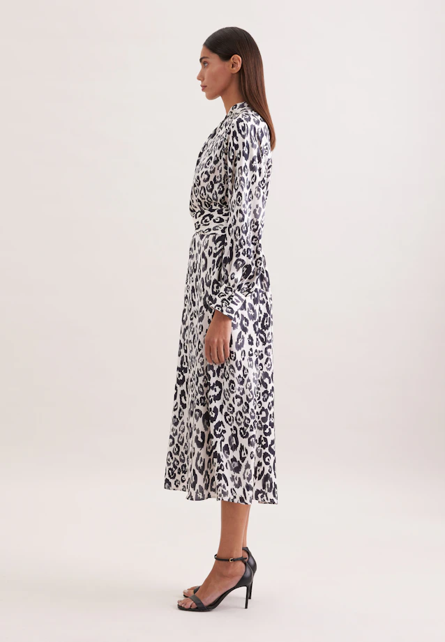 Satiniertes Raglankleid mit Stehkragen und Taillengürtel in Weiß |  Seidensticker Onlineshop