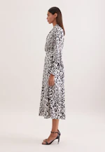 Satiniertes Raglankleid mit Stehkragen und Taillengürtel in Weiß |  Seidensticker Onlineshop