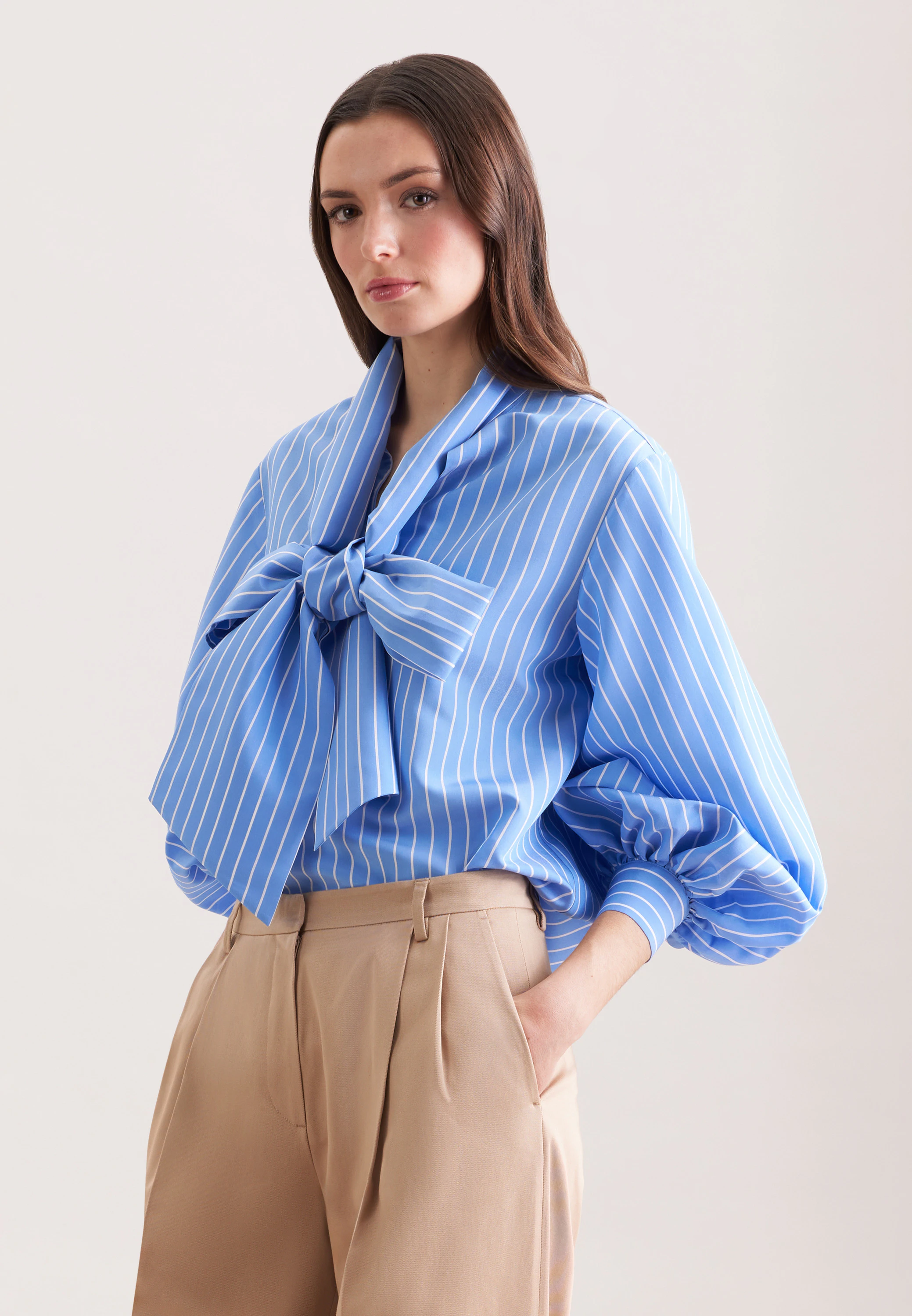 Schalkragenbluse mit Volumenärmel aus Viskose Mix Blau 46