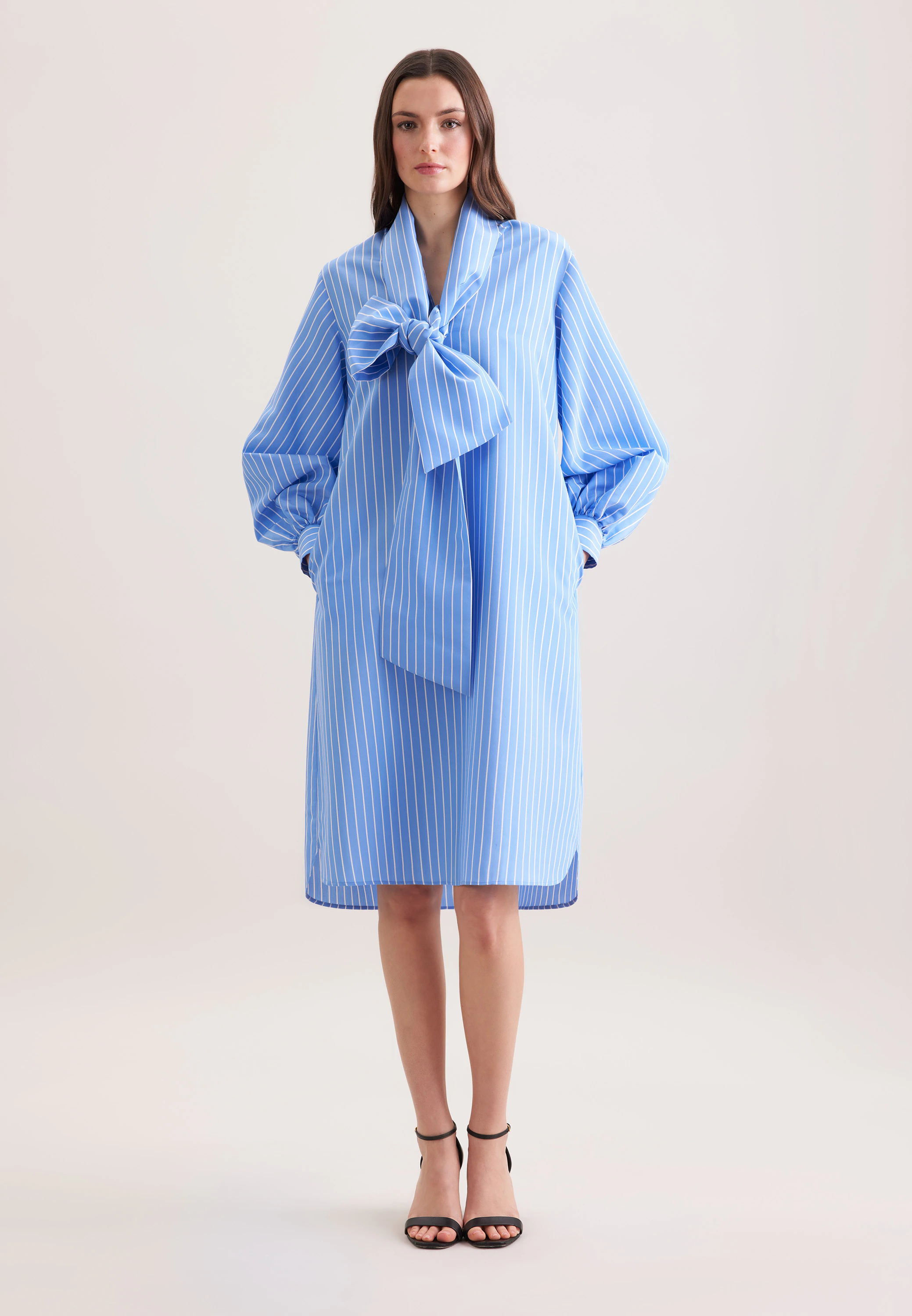Schalkragenkleid mit Volumenärmel aus Viskose Mix Blau 40