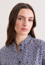 Gemusterte Stehkragenbluse in A- Linie aus Viskosetwill in Dunkelblau |  Seidensticker Onlineshop