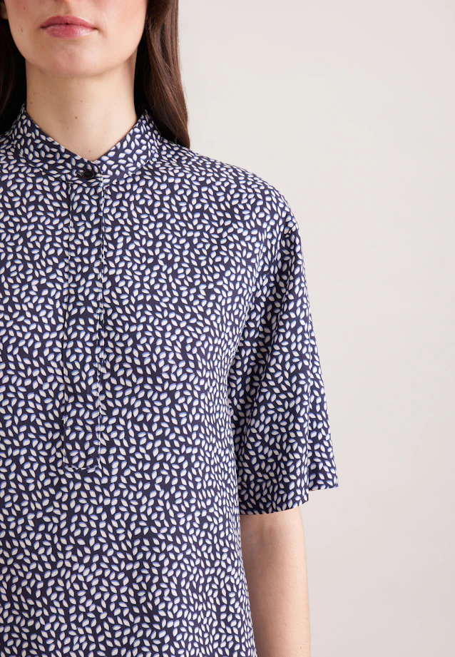 Patterned A-line stand-up collar blouse made of viscose twill in Dunkelblau |  Seidensticker Onlineshop