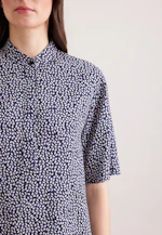 Patterned A-line stand-up collar blouse made of viscose twill in Dunkelblau |  Seidensticker Onlineshop