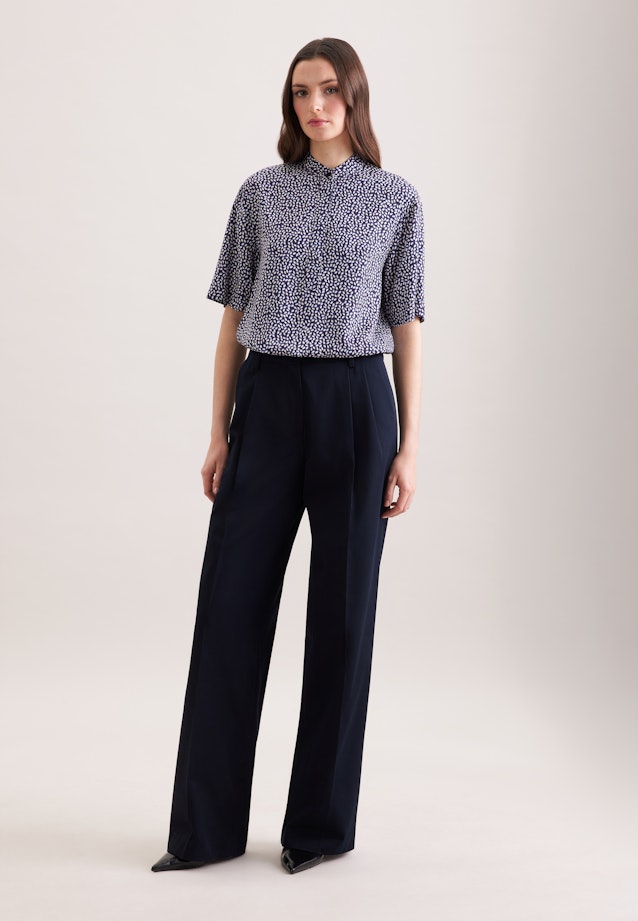 Gemusterte Stehkragenbluse in A- Linie aus Viskosetwill in Dunkelblau |  Seidensticker Onlineshop