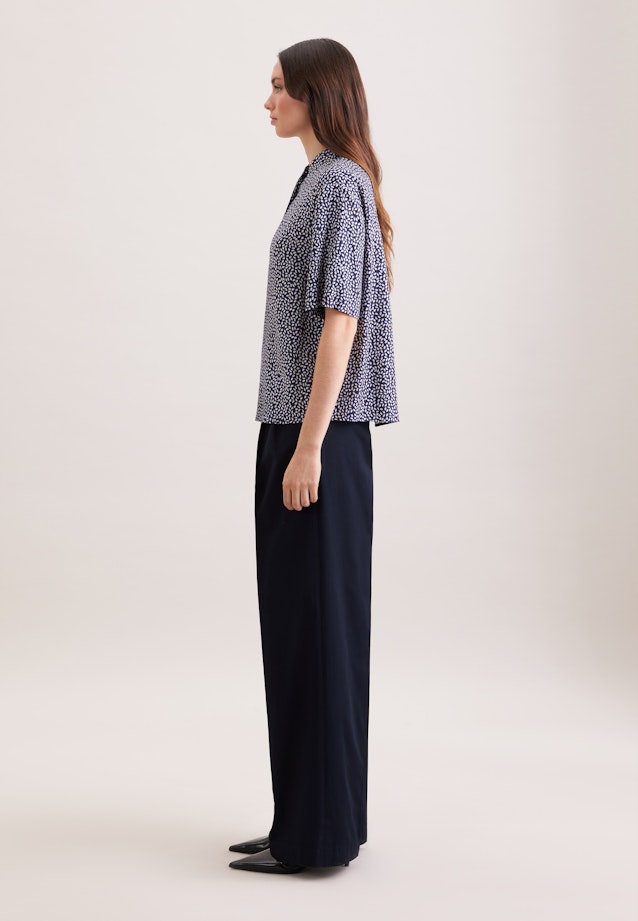 Gemusterte Stehkragenbluse in A- Linie aus Viskosetwill in Dunkelblau |  Seidensticker Onlineshop