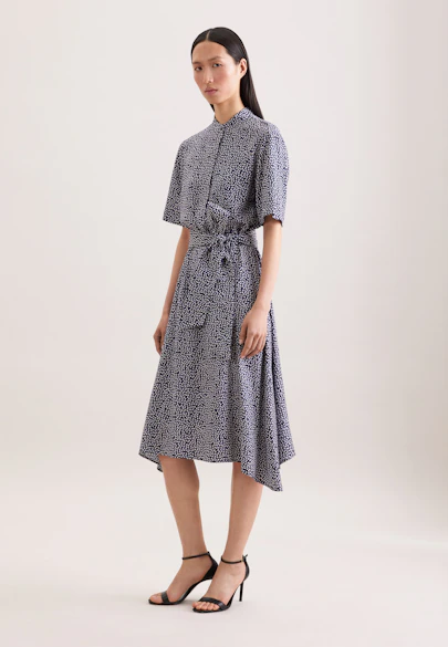 Patterned stand-up collar dress with tie belt made of viscose wool in Dunkelblau |  Seidensticker Onlineshop