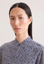 Patterned stand-up collar dress with tie belt made of viscose wool in Dunkelblau |  Seidensticker Onlineshop