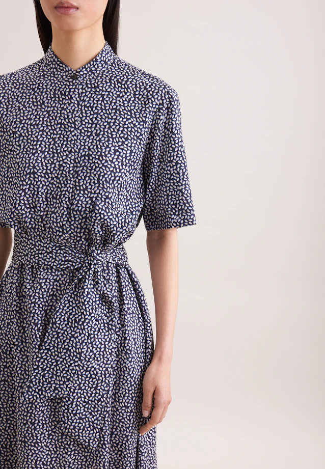 Patterned stand-up collar dress with tie belt made of viscose wool in Dunkelblau |  Seidensticker Onlineshop