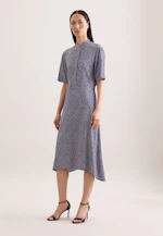 Patterned stand-up collar dress with tie belt made of viscose wool in Dunkelblau |  Seidensticker Onlineshop