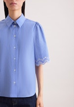 Halbarm Hemdbluse mit Stickerei in Mittelblau |  Seidensticker Onlineshop