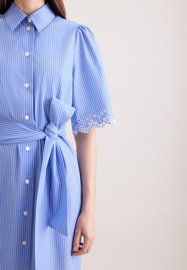 Hemdblusenkleid mit Stickerei und Taillengürtel in Mittelblau |  Seidensticker Onlineshop